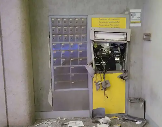 Montecorvino Rovella, banda di ladri fa esplodere il postamat