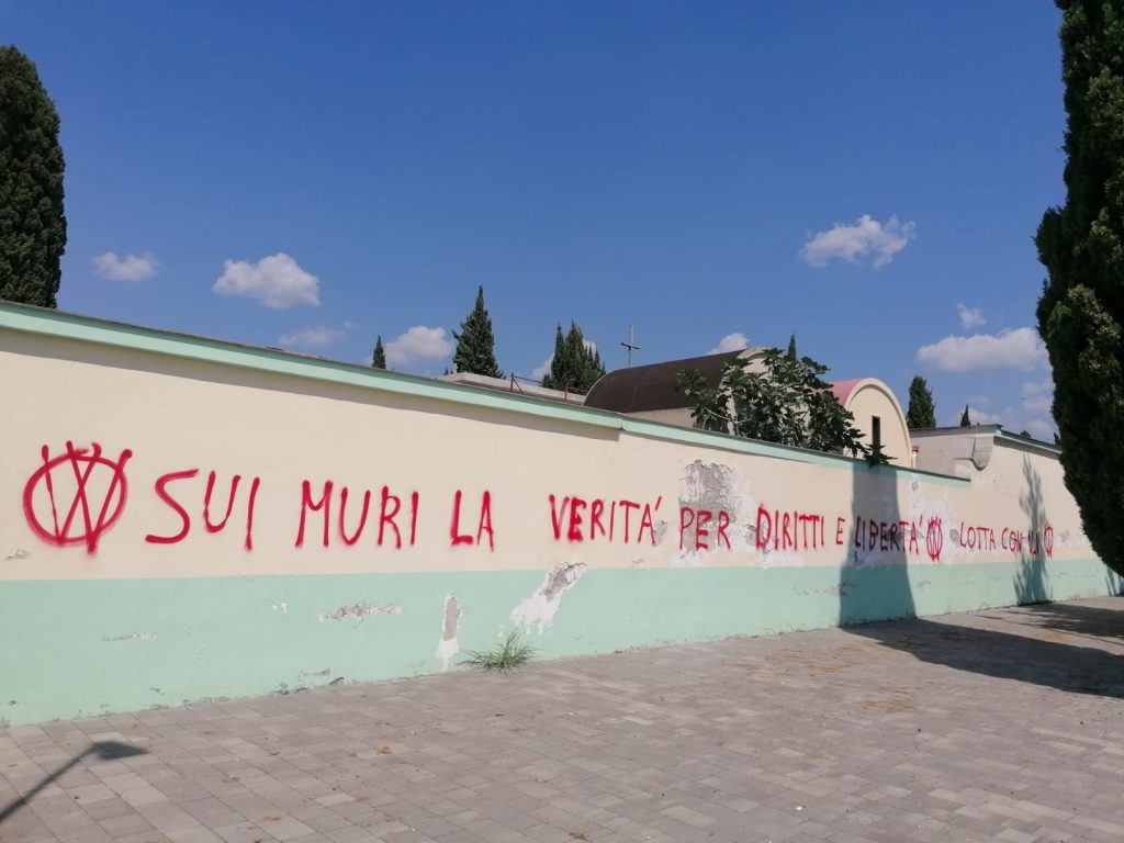 I No Vax imbrattano le mura del cimitero di Pontecagnano Faiano