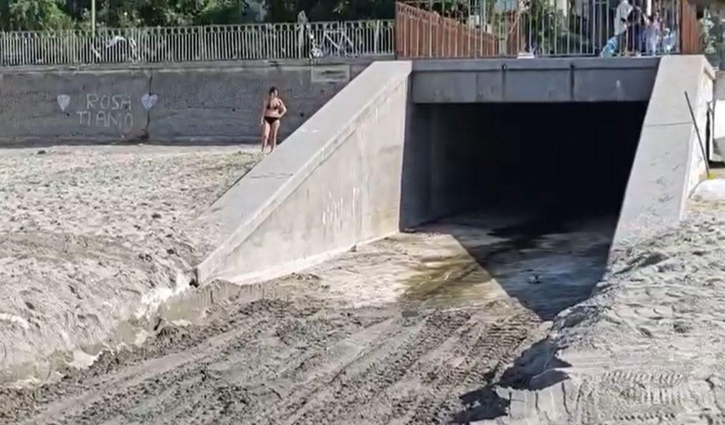 Mare cloaca a Salerno: ora i torrenti fanno paura