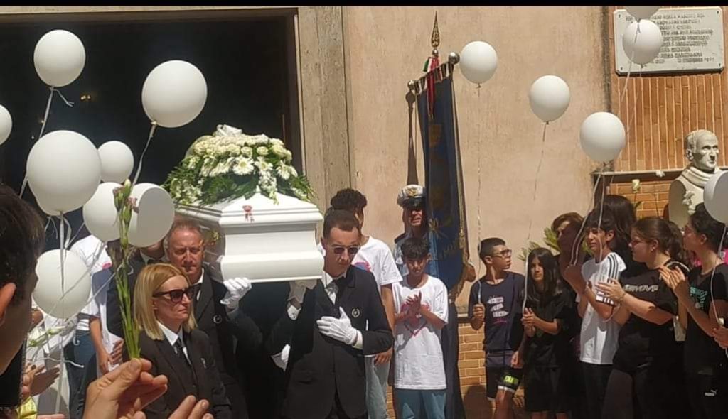 Tragedia in piscina a Padula, l’addio a Vincenzo fra le lacrime