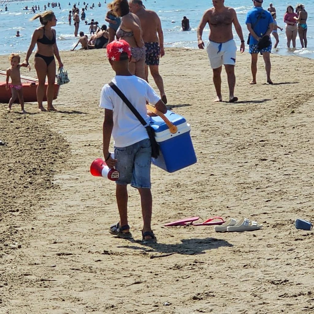 A otto anni vende il cocco in spiaggia a Capaccio Paestum
