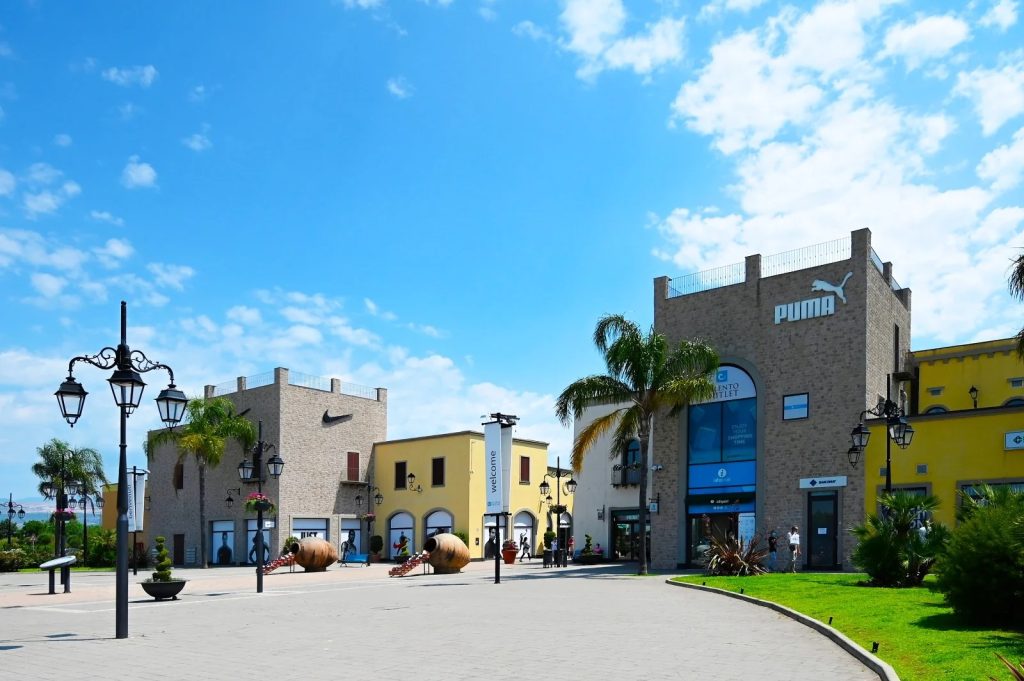 Ruba in tre negozi dell’Outlet di Eboli: presa