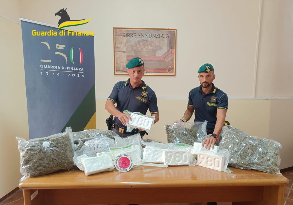 Scafati, viaggiavano con 23 chili di droga in auto: due arresti