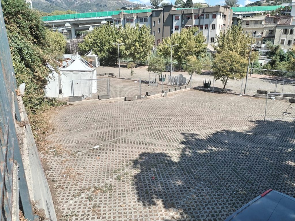 Salerno, stop sosta a scuola per i gazebo dell’evento