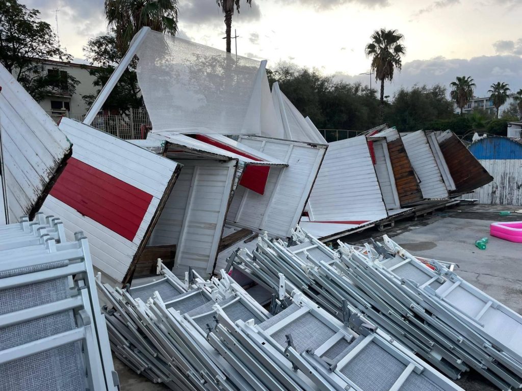 Salerno, tromba d’aria devasta lidi balneari