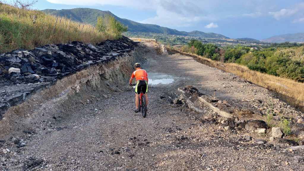 La Provinciale da Giffoni a Rovella diventa una pista per mountain bike
