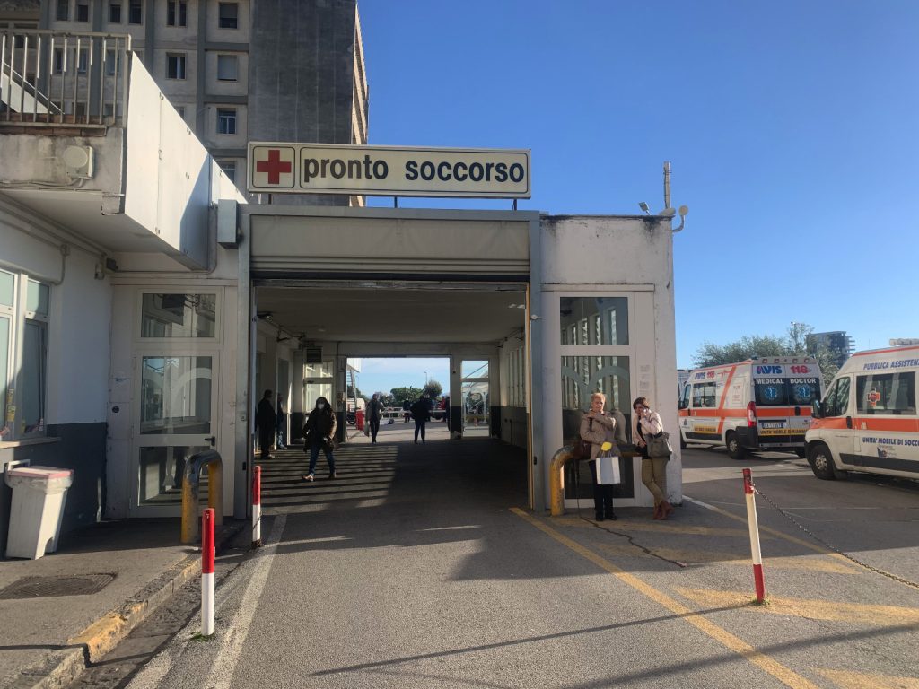 Salerno, si intrufola nel locale e scatena la rissa: tre feriti, arrestato 17enne