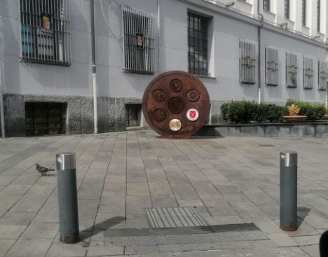A Cava de’ Tirreni rubati i piatti di ceramica del gemellaggio