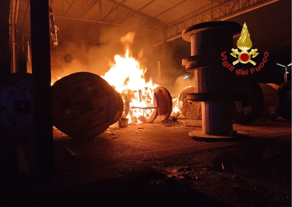 Pontecagnano, incendio alla stazione