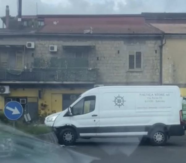 Cava de’ Tirreni, malore mentre guida: muore 54enne
