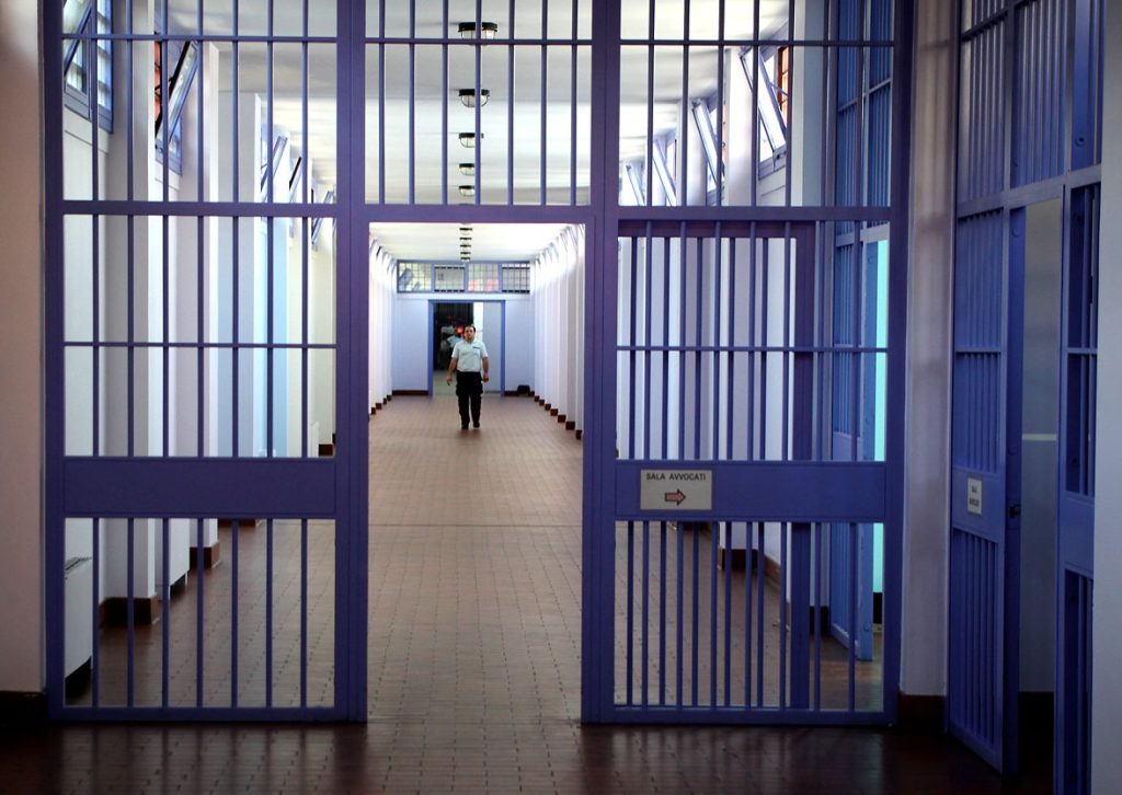 Salerno, detenuto malato tenta suicidio in cella