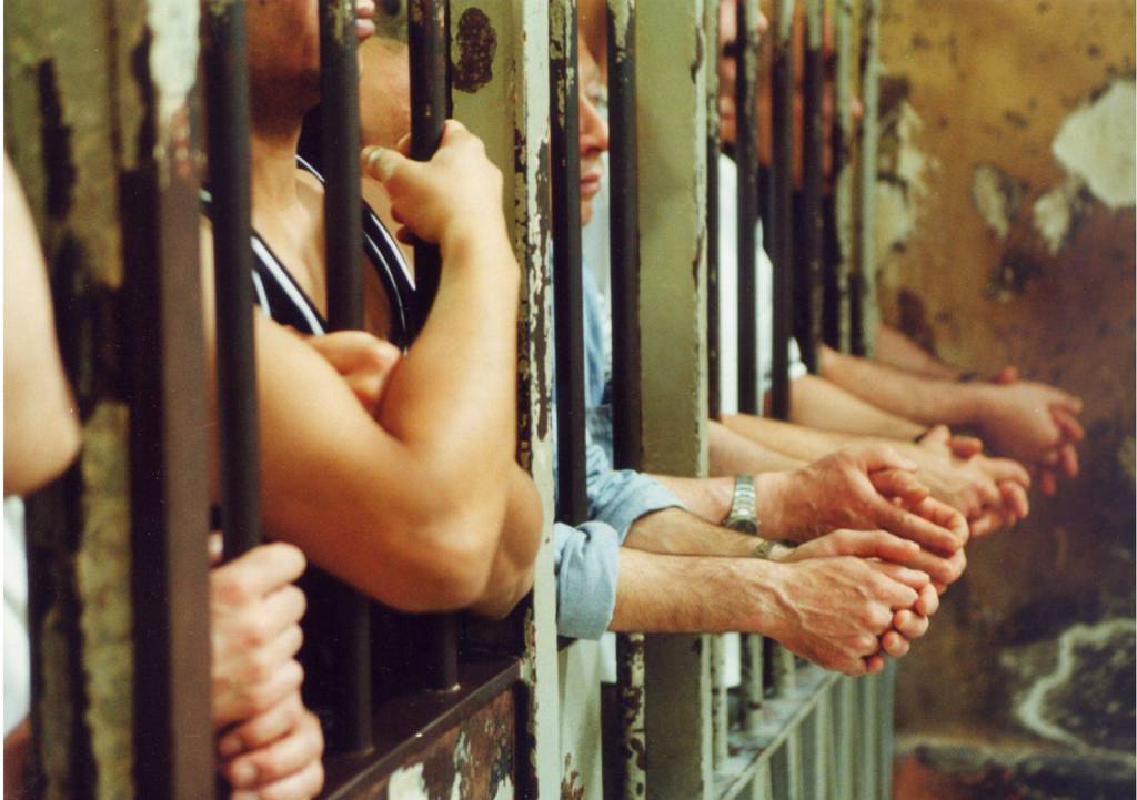 Salerno, tentativo di suicidio e rissa nel carcere femminile