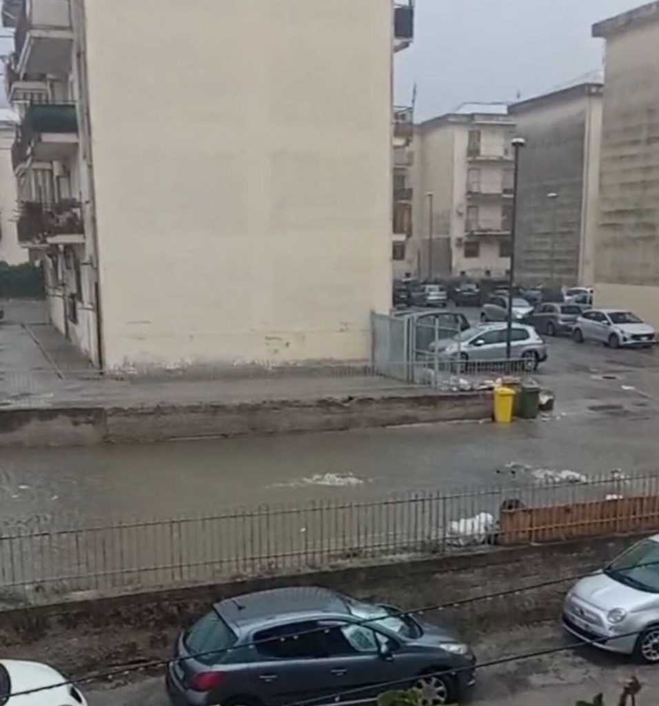 Pioggia battente su Eboli, rione Pescara allagato: fogne ko