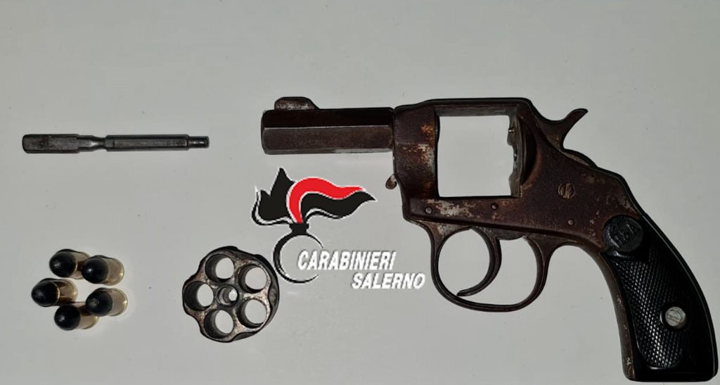 Montecorvino Rovella, nascondeva revolver: arrestato