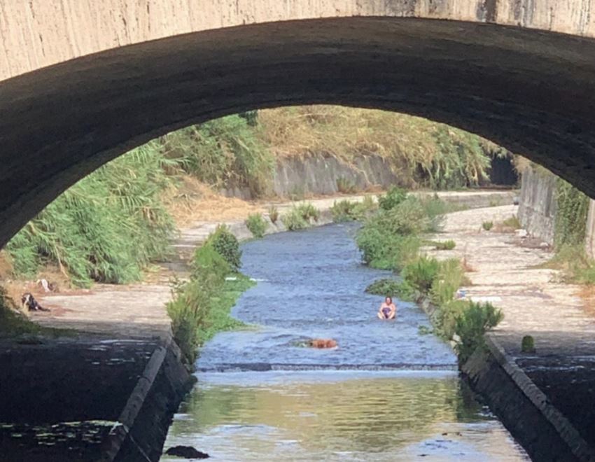 Salerno, tuffo nell’Irno sotto gli occhi dei turisti