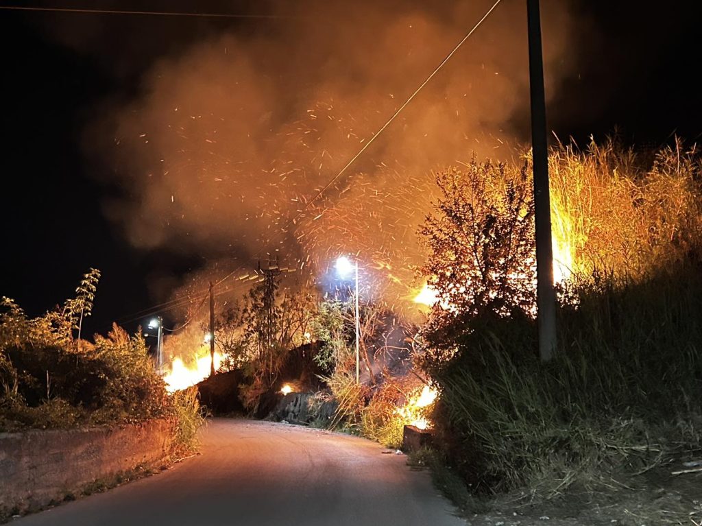 Salerno, vasto incendio a Giovi: fiamme lambiscono le case