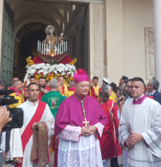 Centinaia in strada per rendere omaggio a San Matteo