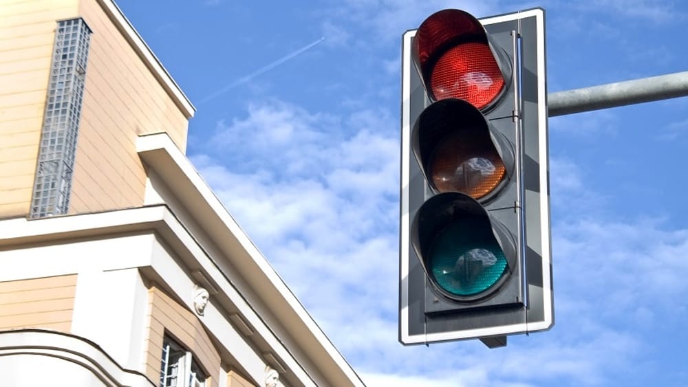 Semaforo della vergogna a Salerno, i lavori dopo quattro mesi