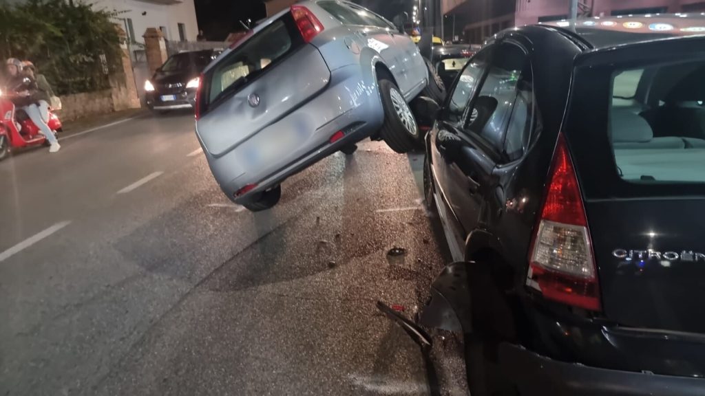 Salerno, schianto contro le auto in sosta: ferito anziano