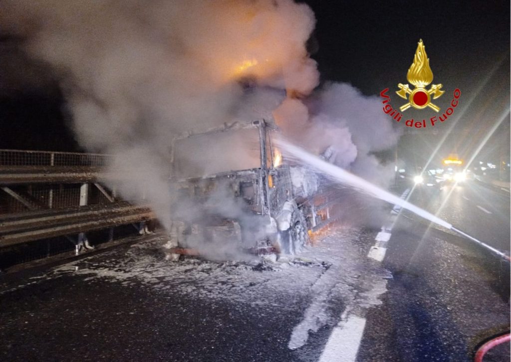 Cava de’ Tirreni, camion frigo a fuoco in autostrada