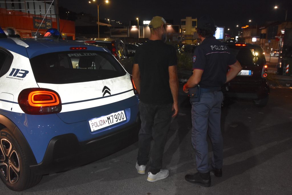 Salerno, parcheggiatori abusivi: scattano allontanamenti e Daspo