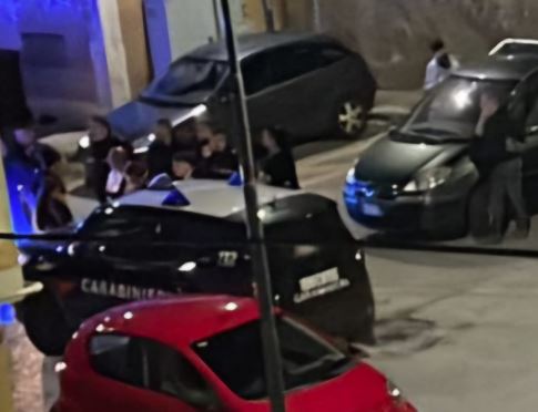 Giovane accoltellato per aver difeso una ragazza: choc a Cava de’ Tirreni