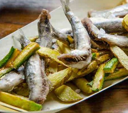 Alici fritte con patate e zucchine