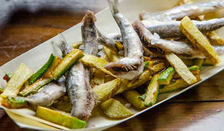 Alici fritte con patate e zucchine