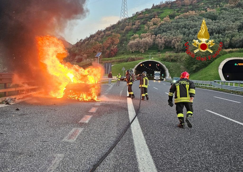 Pontecagnano, auto a fuoco in autostrada