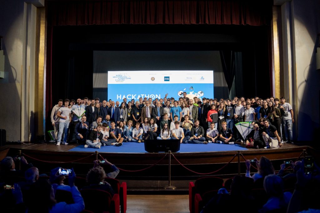 Adolescenti e smartphone: Borsa Mediterranea della Formazione e del Lavoro lancia un contest  per le scuole