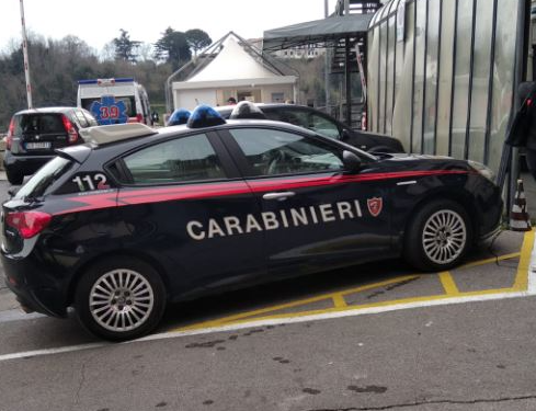 Colpo d’accetta all’orecchio, il litigio finisce nel sangue a Cava