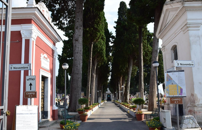 Cimitero al buio a Eboli, tombe a rischio furti