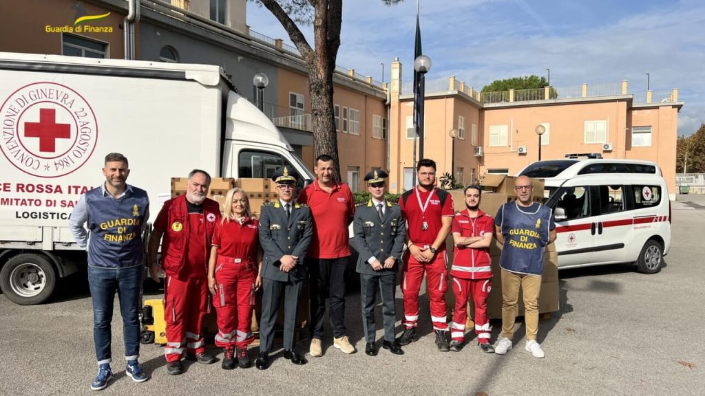 La Finanza dona 700 paia di scarpe sottratte al mercato del falso