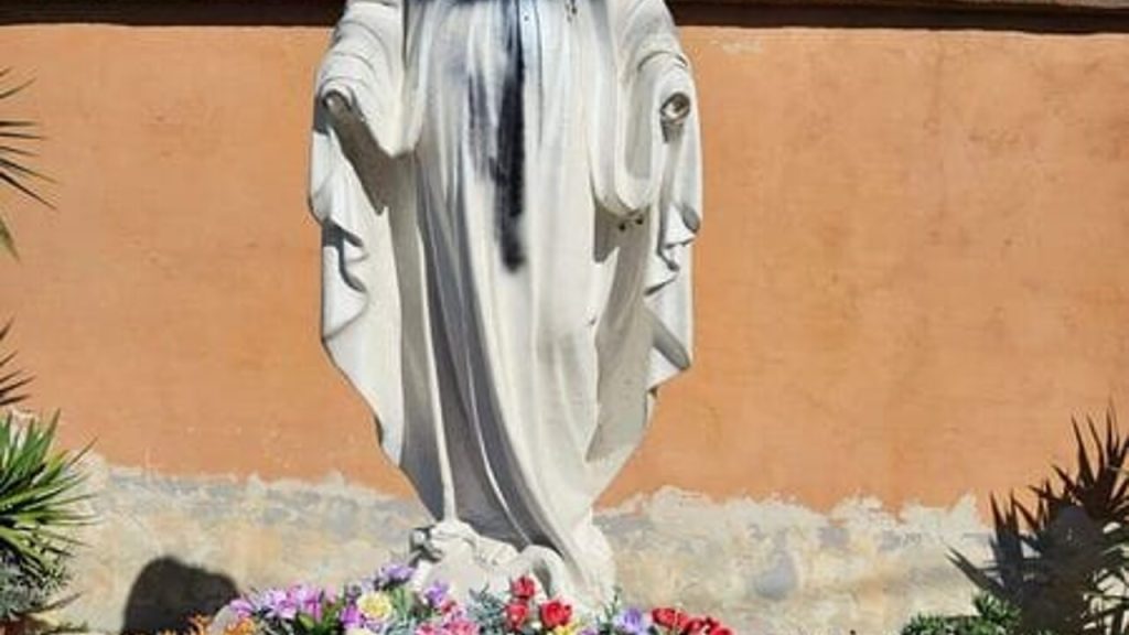Scafati, vandalizzata la statua della Madonna