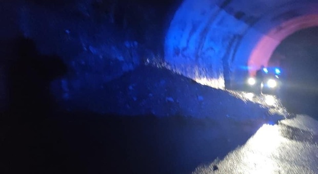 Cadono massi dal costone roccioso, chiusa la Mingardina