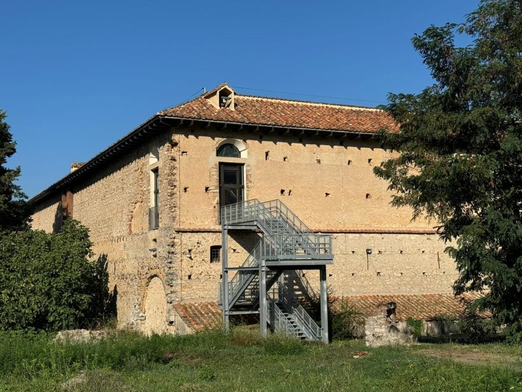 Certosa di Padula, richiesta la rimozione immediata della scala in metallo