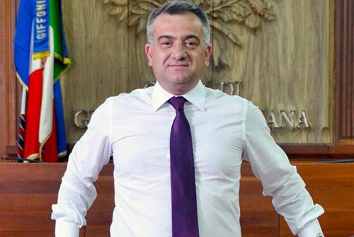 Giffoni Valle Piana, il sindaco salva bimbo che stava soffocando