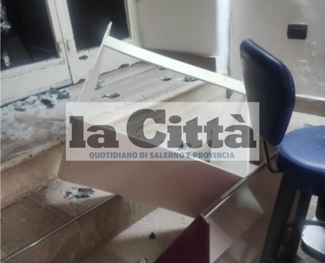 Battipaglia, irrompono nell’Antico Caffè: ladri tentano l’assalto alle slot
