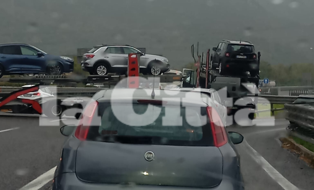 Pontecagnano Faiano, bisarca di traverso sull’autostrada: traffico in tilt