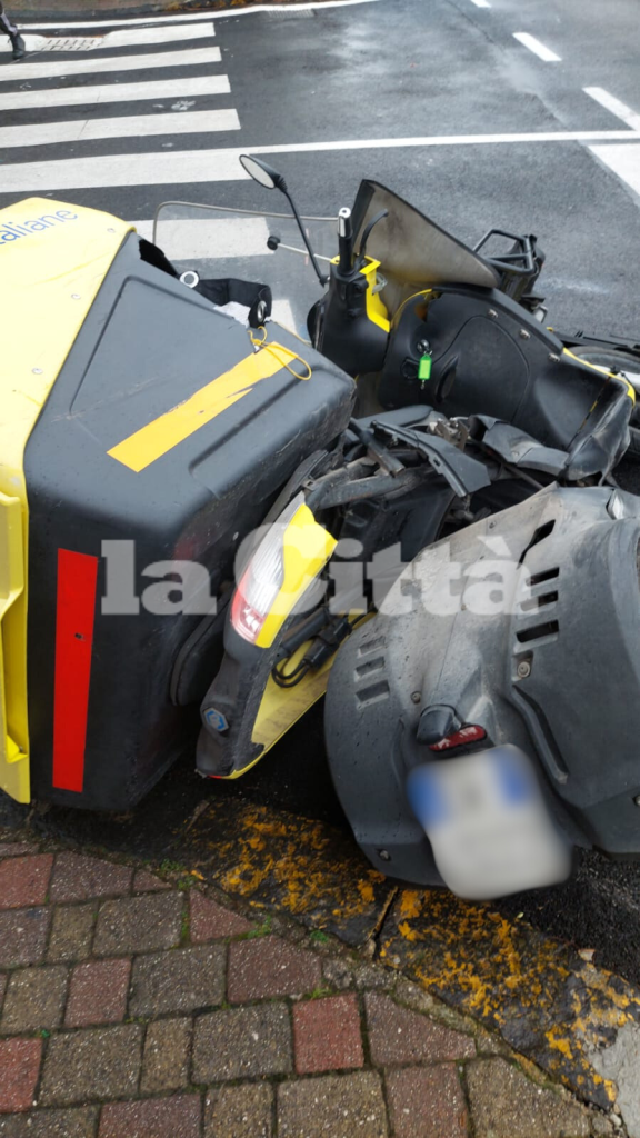 Battipaglia, schianto in via Belvedere: ferito gravemente postino