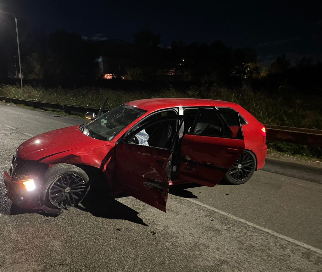 Battipaglia, ladri in fuga si schiantano contro auto