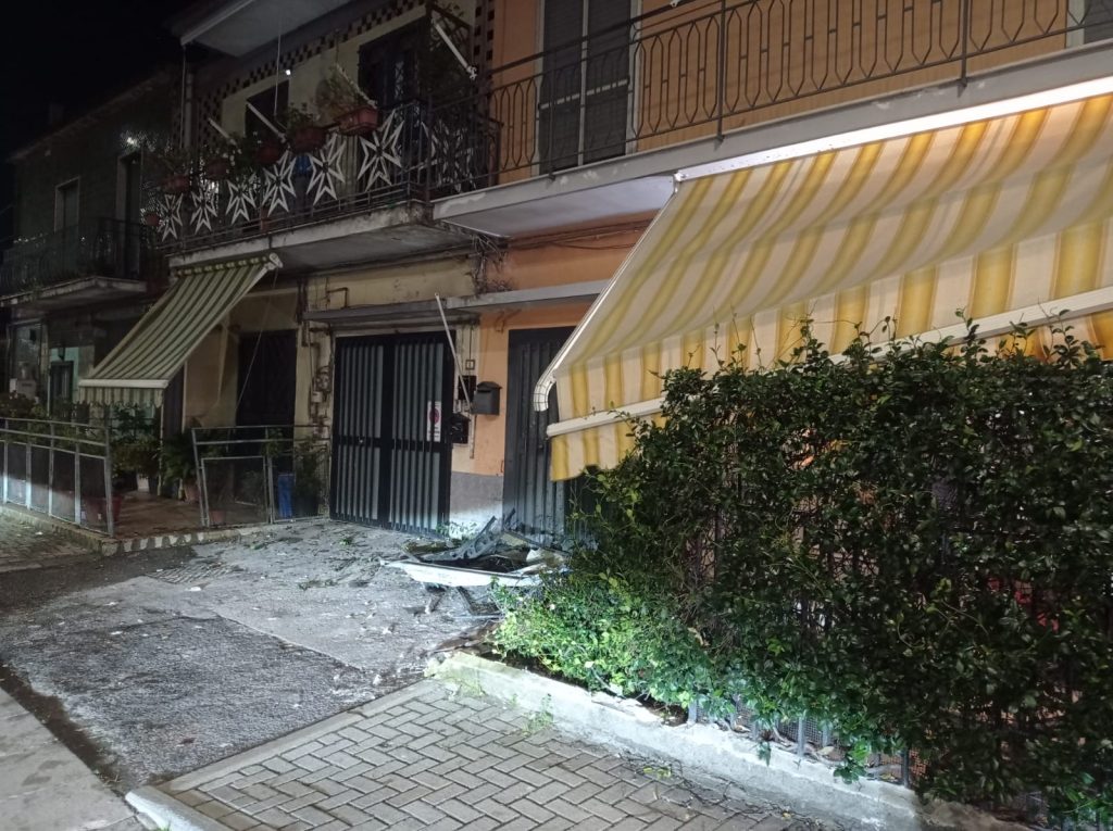 Inseguimento a Scafati: auto sfonda un’abitazione