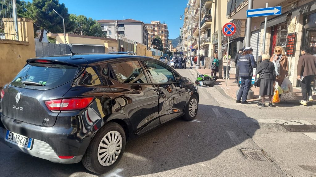 Scontro fra moto e auto a Salerno: investita una donna