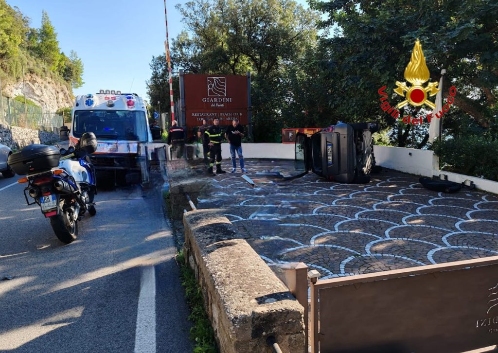 Auto si ribalta a Vietri sul Mare: ferita una donna di Cetara