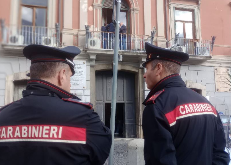 Ai domiciliari per stalking evade e va a casa moglie con mazza