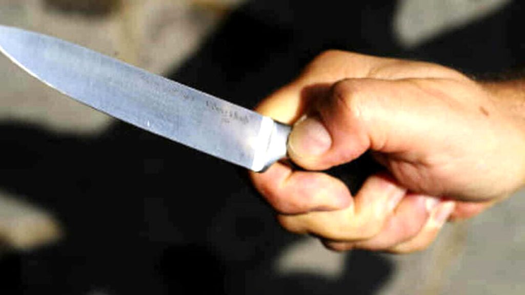 Accoltellano 14enne, denunciati due minorenni