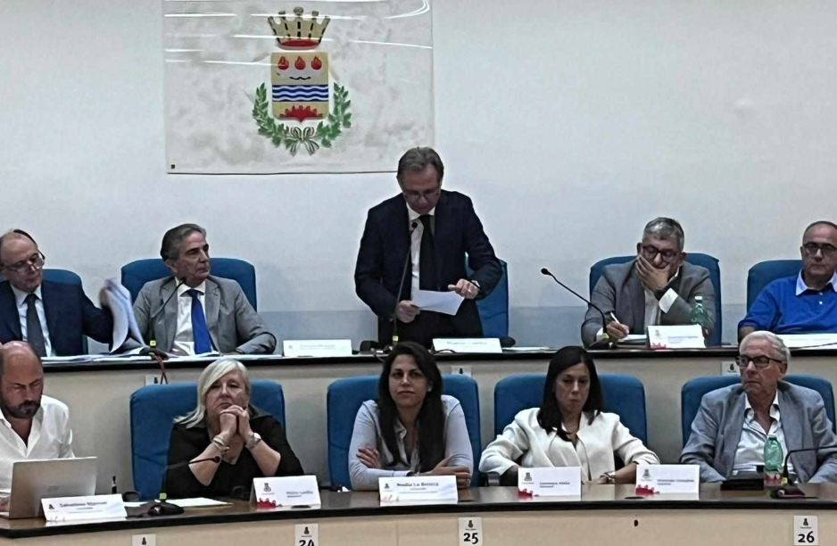 Eboli, costi pubblica illuminazione: stangata da 800mila euro