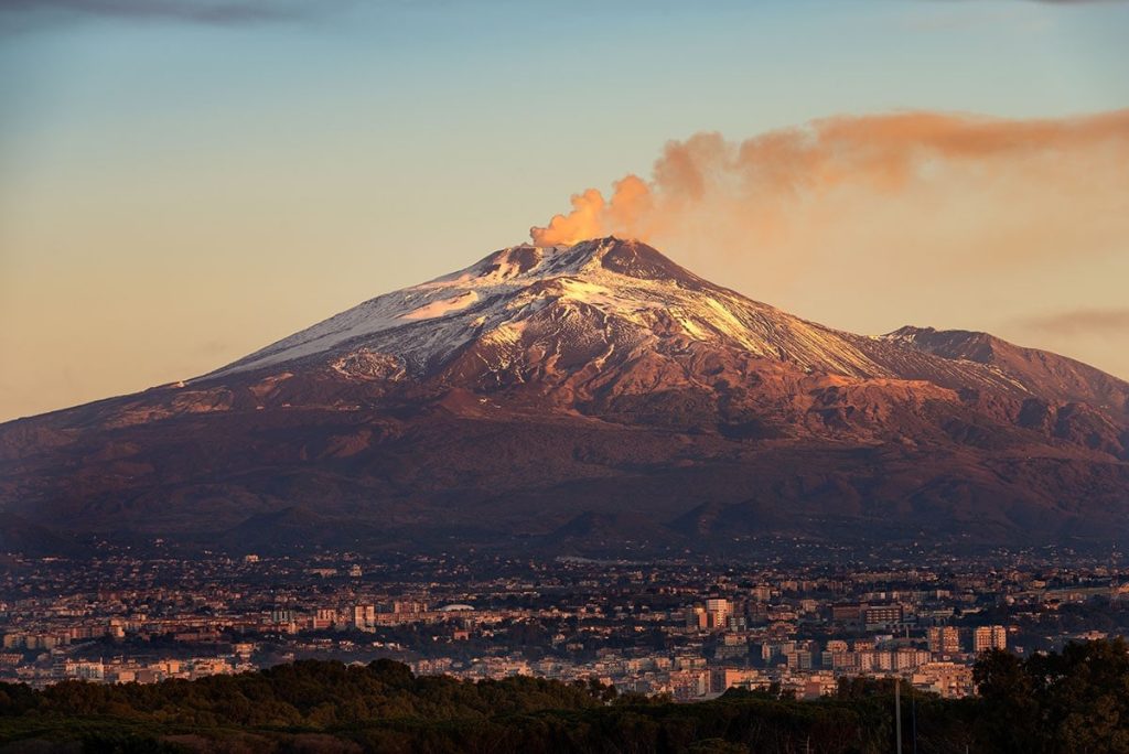 Vigili del fuoco sull’Etna grazie a un mezzo di Salerno