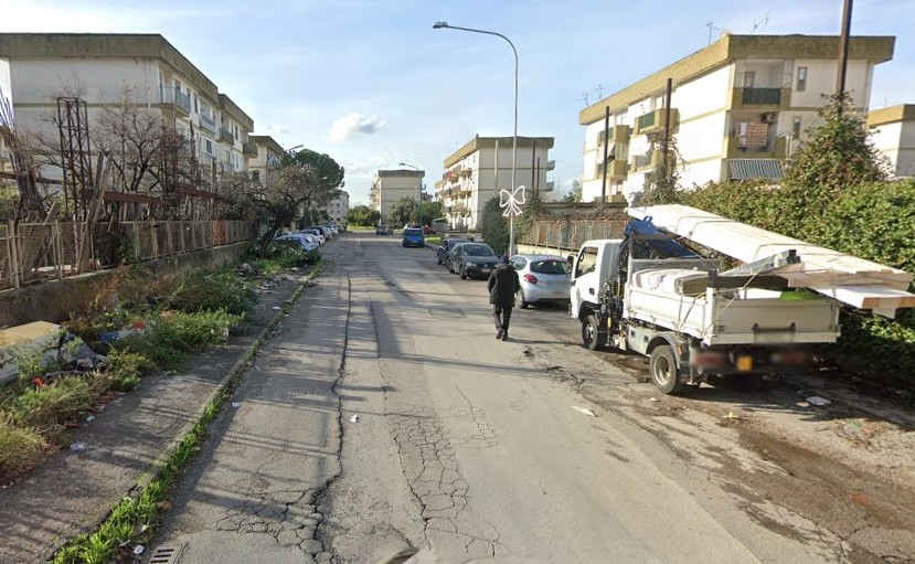 Gambizzato davanti casa a Pagani: si teme faida per lo spaccio