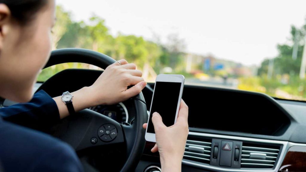 Salerno, alla guida con il cellulare: pioggia di multe